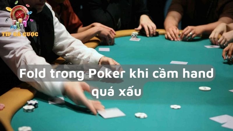 Fold trong Poker khi cầm hand quá xấu